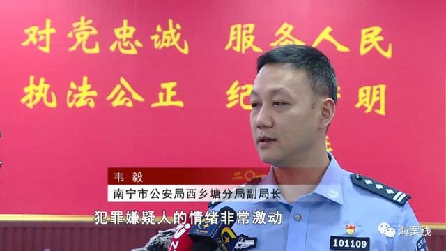 三步飞身上前韦毅徒手夺刀勇救人质