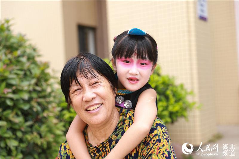 儿童节来临之际 高校学子为孩子免费拍摄亲子照