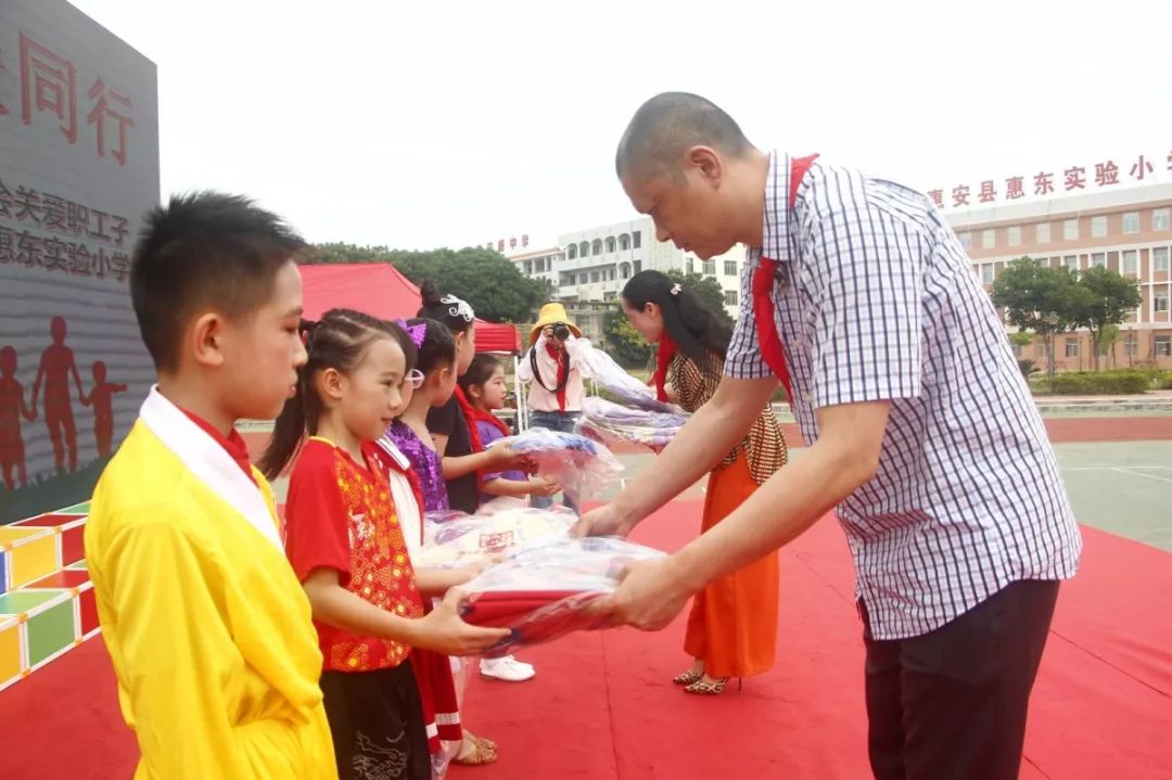 外来人口增多子女就学_薛之谦天外来物图片(2)