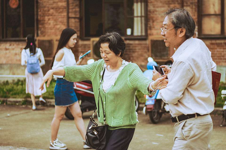 老人带娃有这4种行为，请马上制止，晚了要出事！