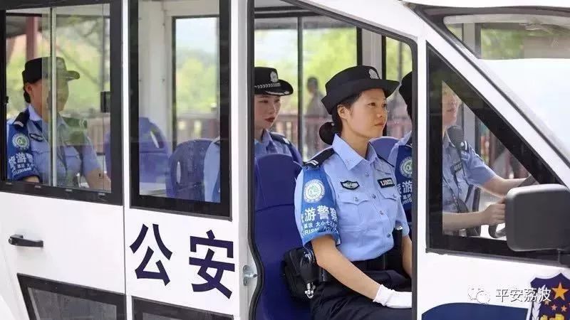 荔波旅游警察女子中队的警花们不断强化基层党组织战斗堡垒作用意识