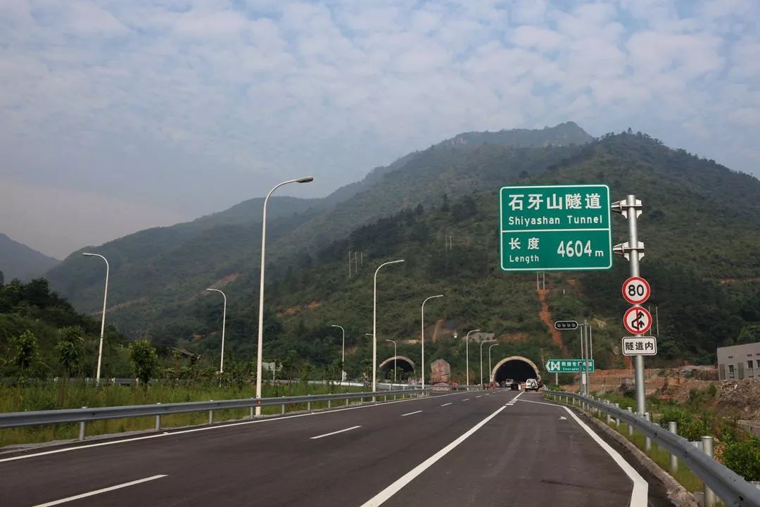 此次临时交通管制,是对g80广昆高速云梧段石牙山隧道(往广西方向)