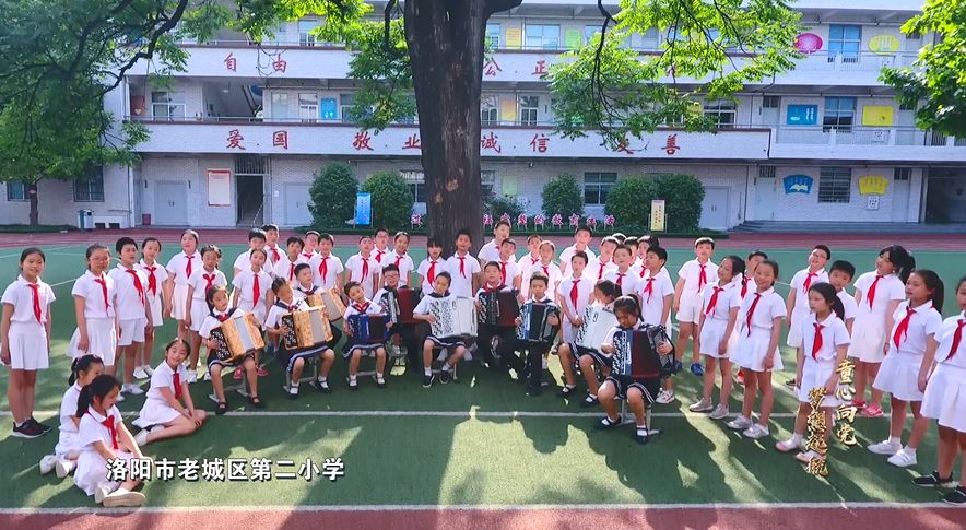 佩戴鲜艳的红领巾古香小学和农校街小学的同学们老城区第一小学,第二