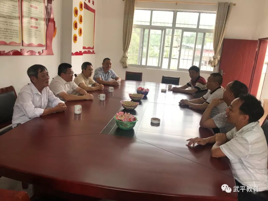 蓝宇一行人参观校园