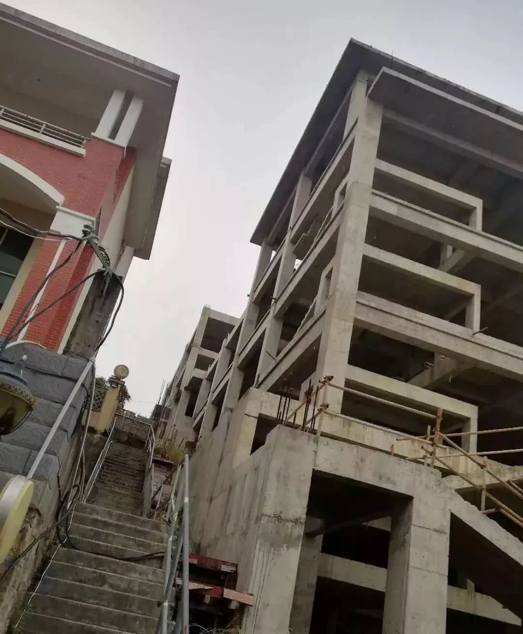 【实拍】凤凰别墅山庄一违建别墅被强制拆除.