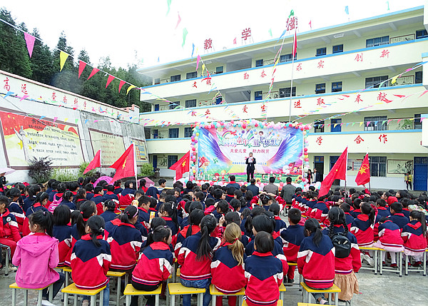 紫马乡各小学开展丰富多彩的文艺活动庆祝六一儿童节图文