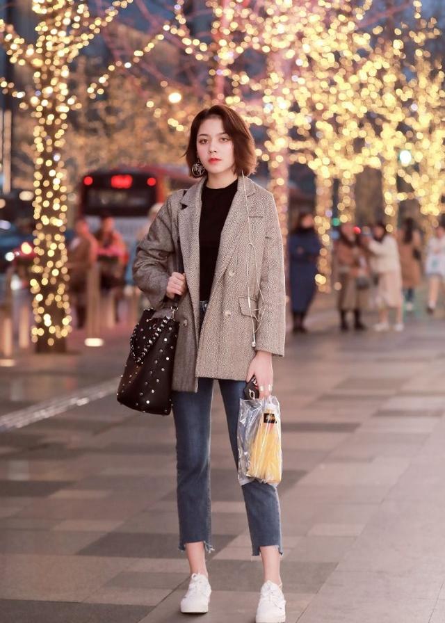 休闲西装外套搭配牛仔九分裤,确认过眼神,小姐姐是不怕冷的