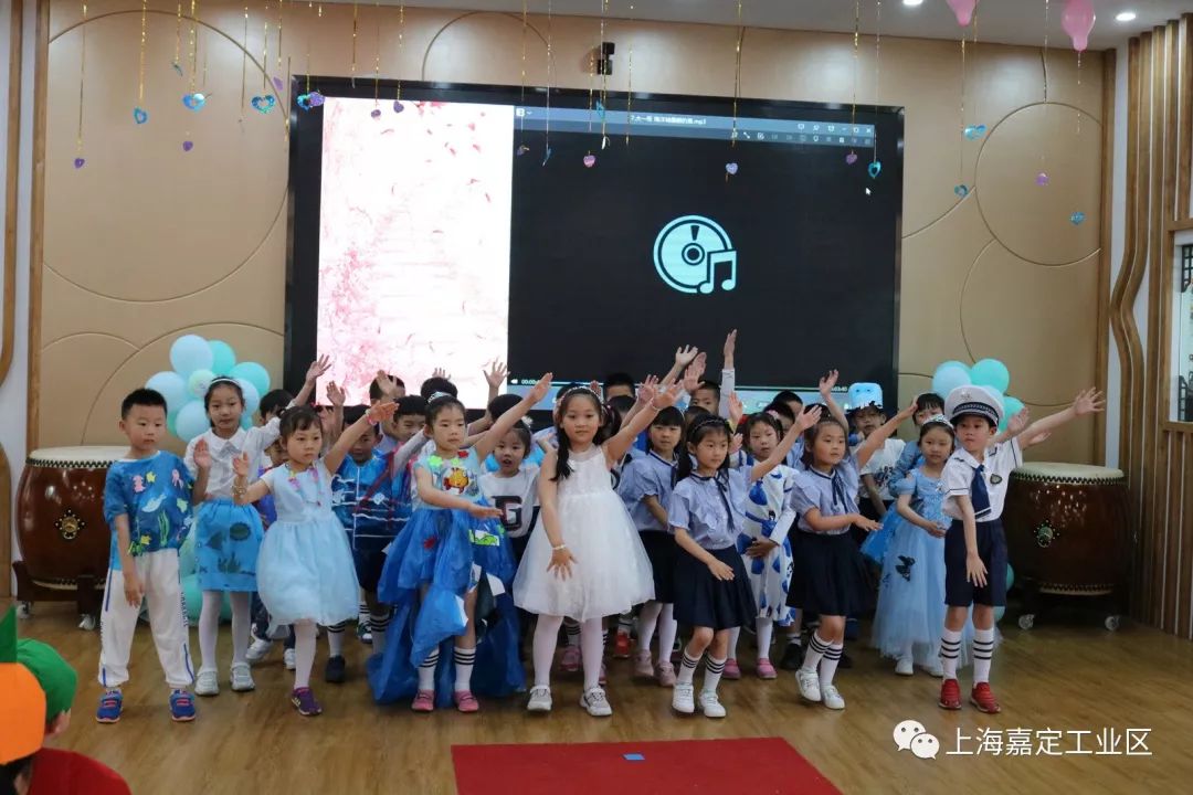 娄塘幼儿园035月31日这天,朱桥幼儿园提前为孩子们安排了"欢乐童年