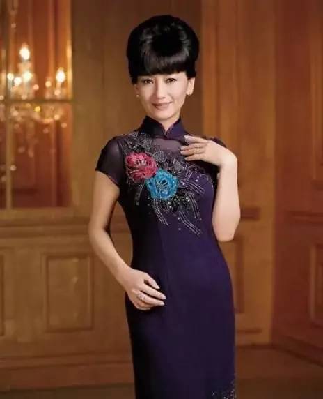 什么样的人适合穿紫色旗袍 f77a21a7b9864e129fa83524b3315f26.jpeg