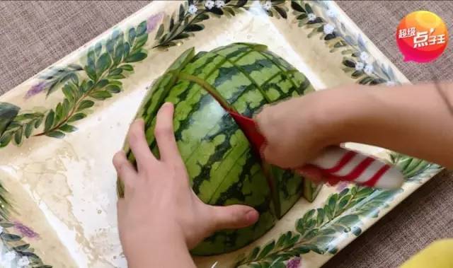 西瓜怎么切成西瓜条 0029111c7d8a47039b5ecffbd6eb9191.jpeg