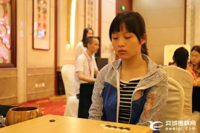 中国棋院竞赛部主管陈楠宣布比赛开始 李小溪vs芮乃伟 返回搜