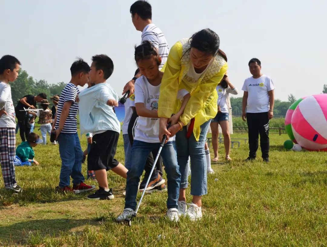 亲子高尔夫 孩子们握着球杆,认真地学习高尔夫,尽情地享受这美好时光