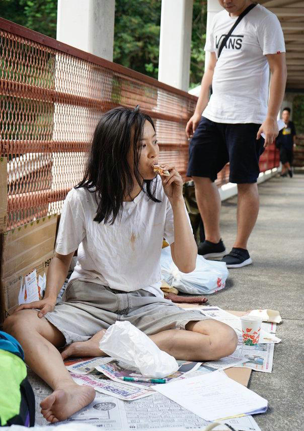 前tvb女神陈法拉婚前"睡天桥"照曝光,打扮邋遢席地而坐啃饼干