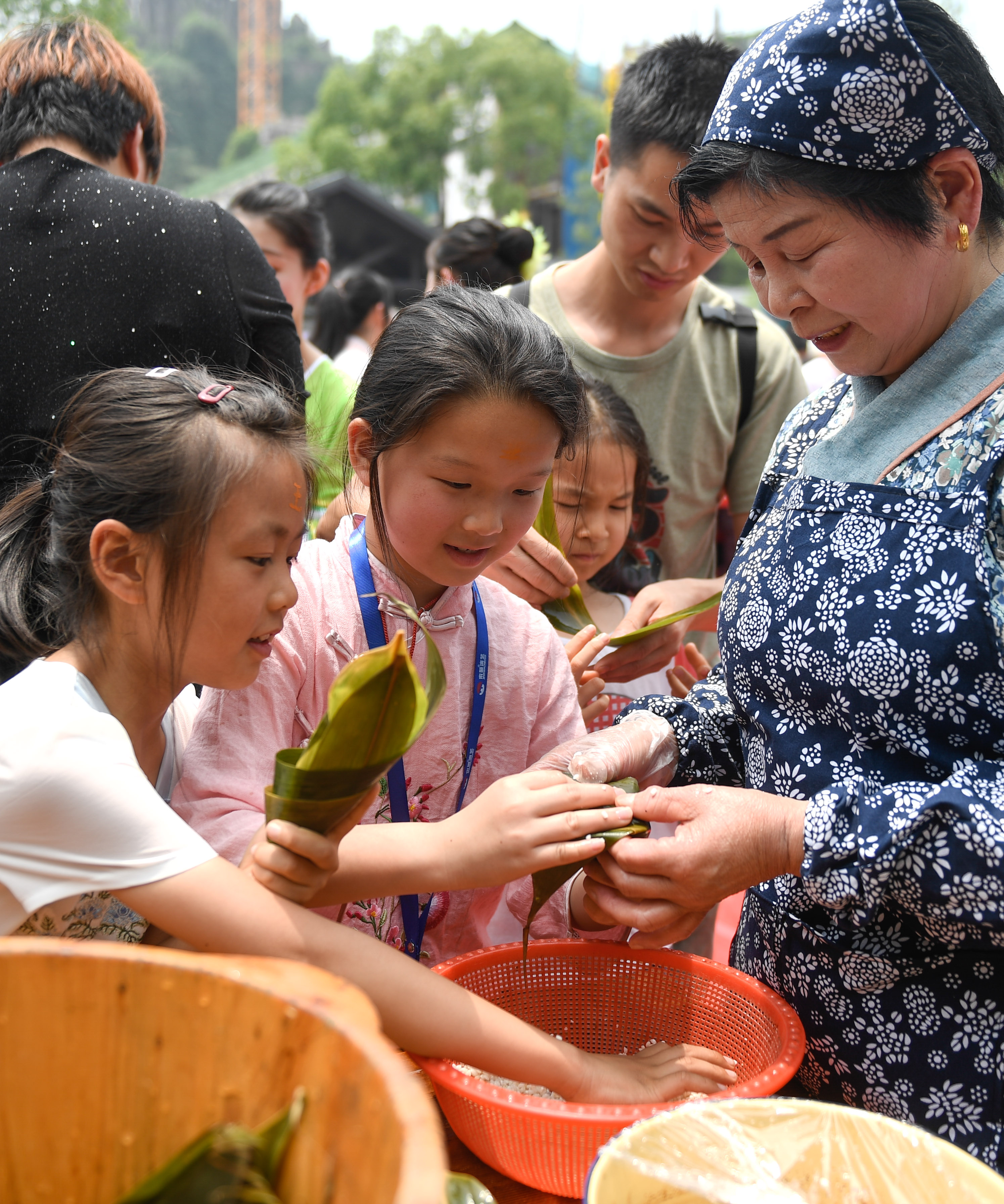 6月2日,小朋友在杭州宋城景区体验包粽子.