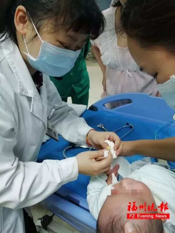                     紧急！福州3个月婴儿，吞下金戒指！这个救命方法要牢记！