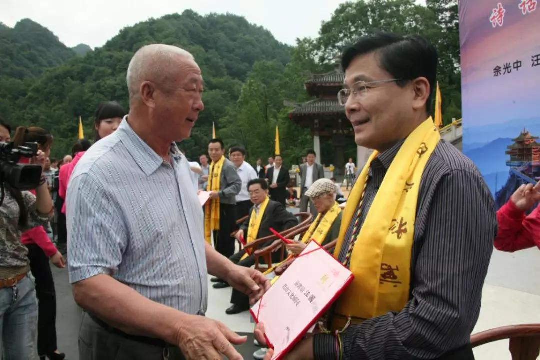 县长昝宏仓,副县长张向阳,董事局主席杨植森,县政协副主席杨海波陪同