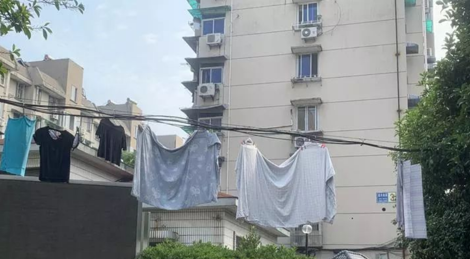                     5岁女童被电击倒，妈妈去拉孩子也被电，请让孩子远离不规范用电