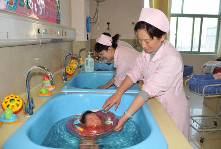                     入夏了，多游泳真能长高？儿科医生：这个“泳姿”，助力孩长个