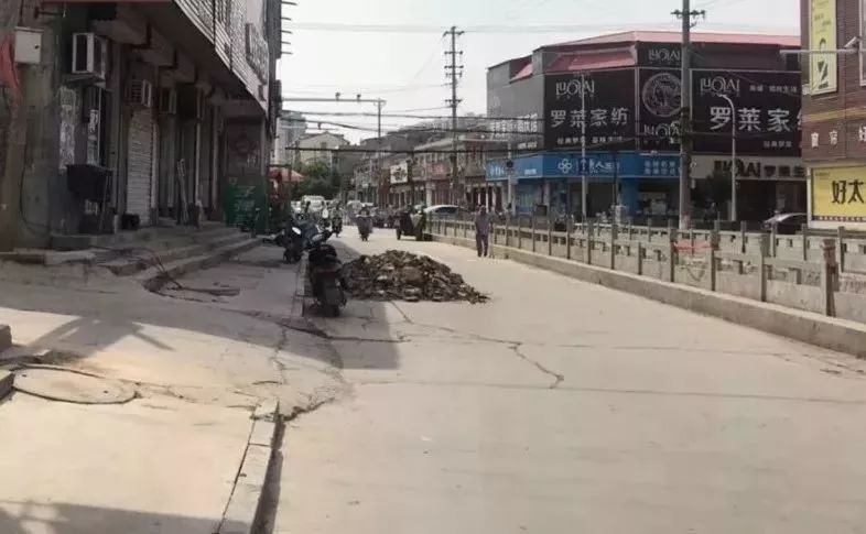 垃圾乱倒,倾倒垃圾不入垃圾箱(地点:振兴路)电动车占机动车道行驶