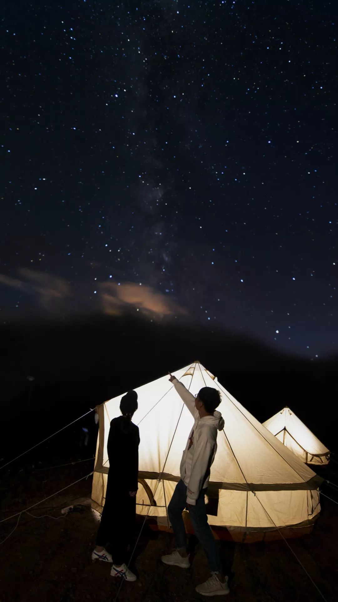 开营即惊艳全场,这片山谷中的帐篷营地伸手就能摘星星!