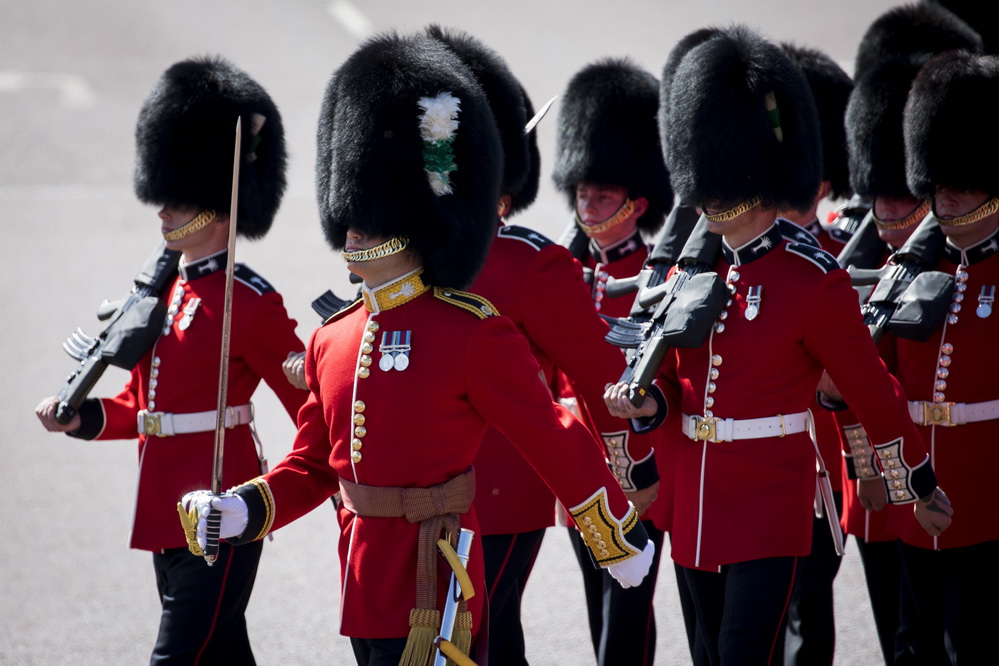 英国皇家骑兵卫队举行阅兵彩排 多人在烈日下晕倒