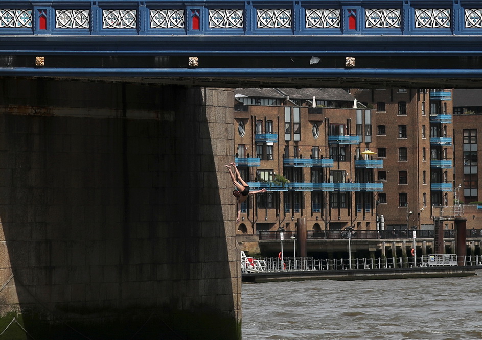 英國倫敦一漢子跳下塔橋 墜進泰晤士河 國際 第4張