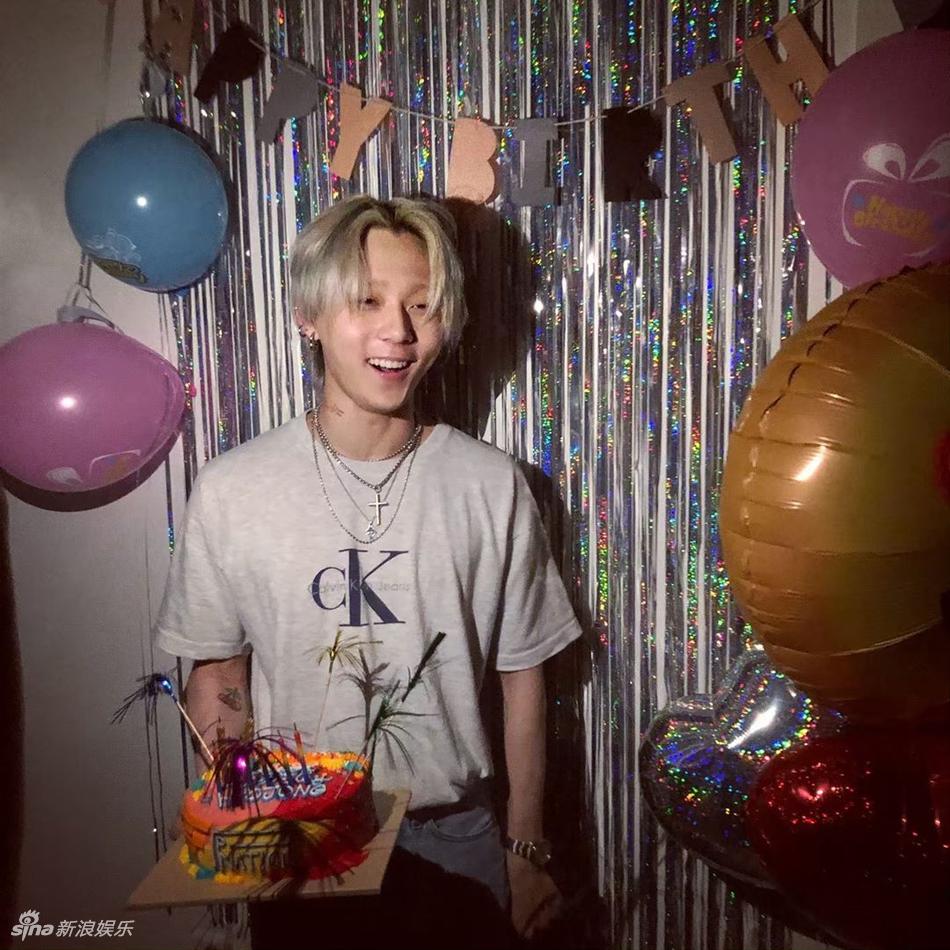 泫雅为男友金晓钟庆生甜蜜献吻 捂脸害羞的模样