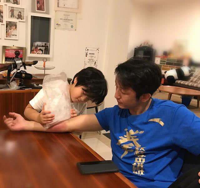                     邹市明晒轩轩近照，长大不少变大男孩已经会心疼爸爸了