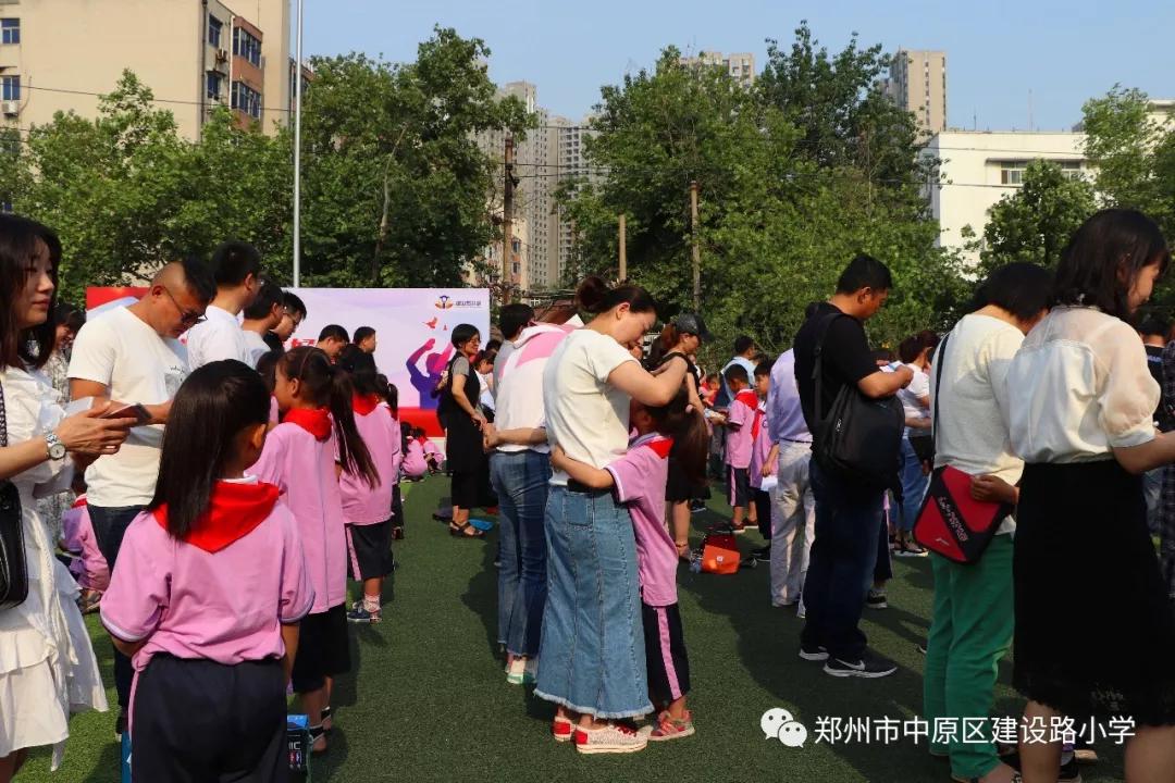 争做新时代好队员中原区建设路小学一年级新生入队仪式华彩纪实