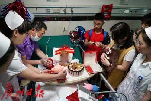                     “我们都是你妈妈！”小男孩有900位“妈妈”，背后原因让人泪目……