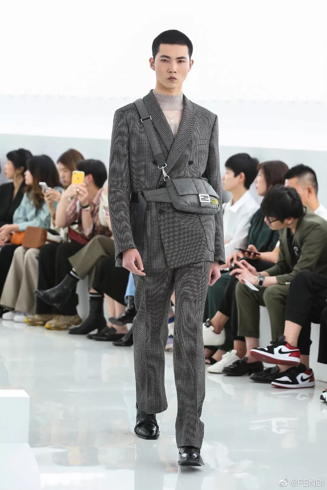 杨飞宇/15个新look图片来自fendi官方微信公众号这次fendi也是诚意