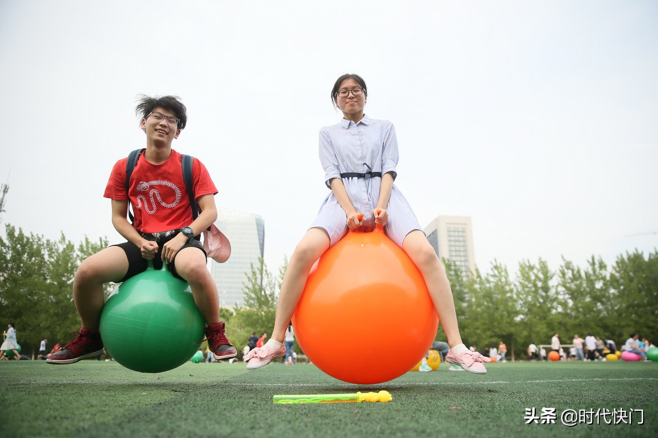 高考前最后时刻 女生玩气球放浪释压