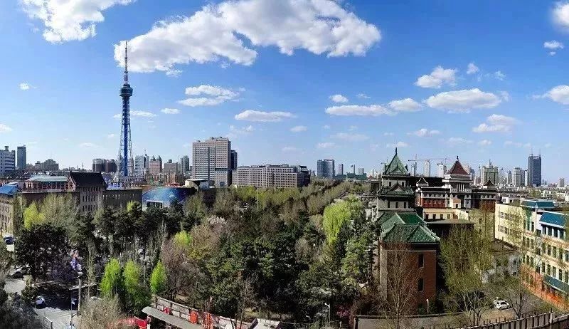 文化广场南延新民大街老建筑艺术街区刻在屋檐上的天空雕在建筑上的