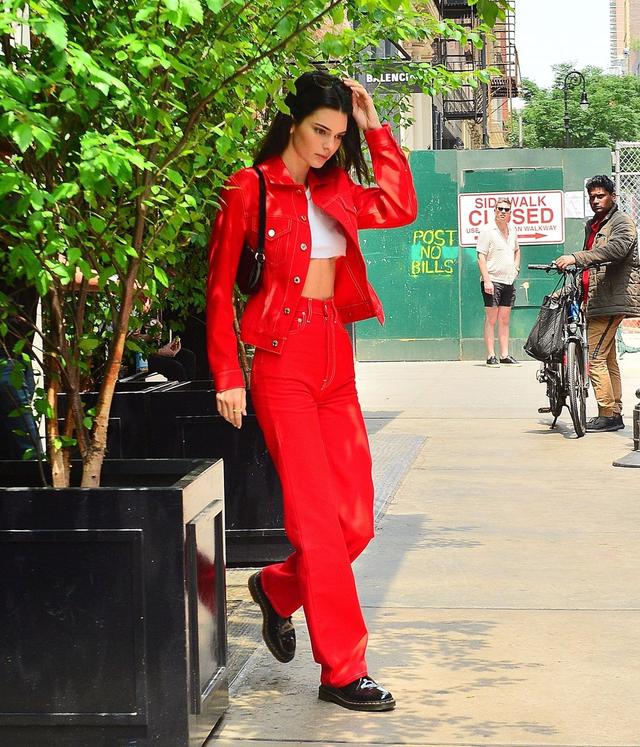 时尚街拍:肯达尔·詹娜穿着一套红色服装出现在纽约市苏荷区