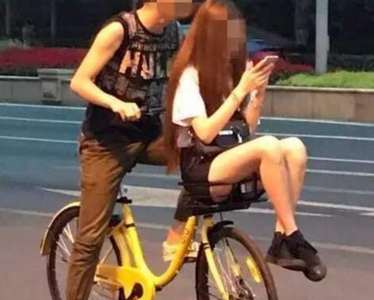 [20200209搞笑gif]：姑娘这样坐自行车，不觉得腿疼吗-BB姬