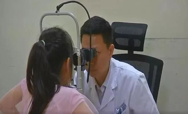 叶集家有二胎的父母注意：因为妈妈生了弟弟，6岁女孩视力急剧下降，走路都摔！