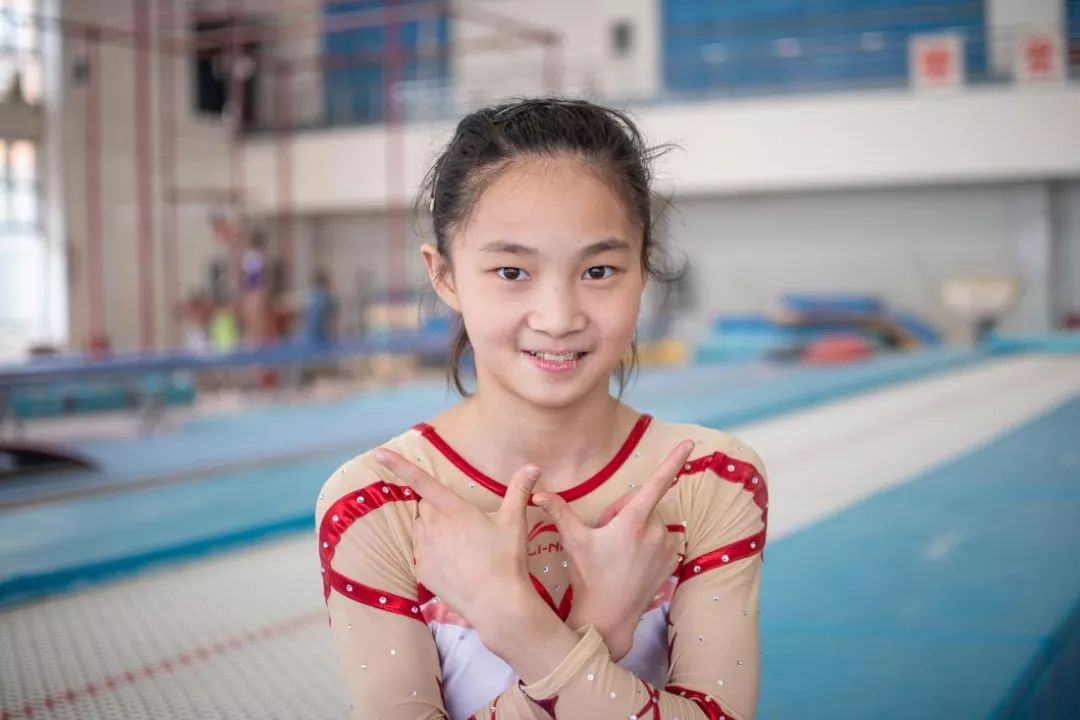 体育 正文  赵佳怡,今年12岁的小花,当时也跟着姐姐们一起参与了队测.