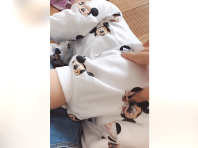                     原创            不到一岁的娃，睡觉前总“磨人”，网友：爸爸都没这么享受