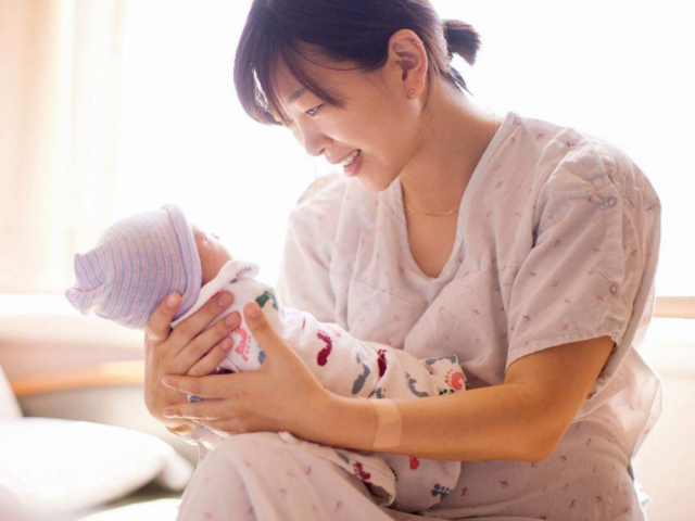                     原创            不到一岁的娃，睡觉前总“磨人”，网友：爸爸都没这么享受