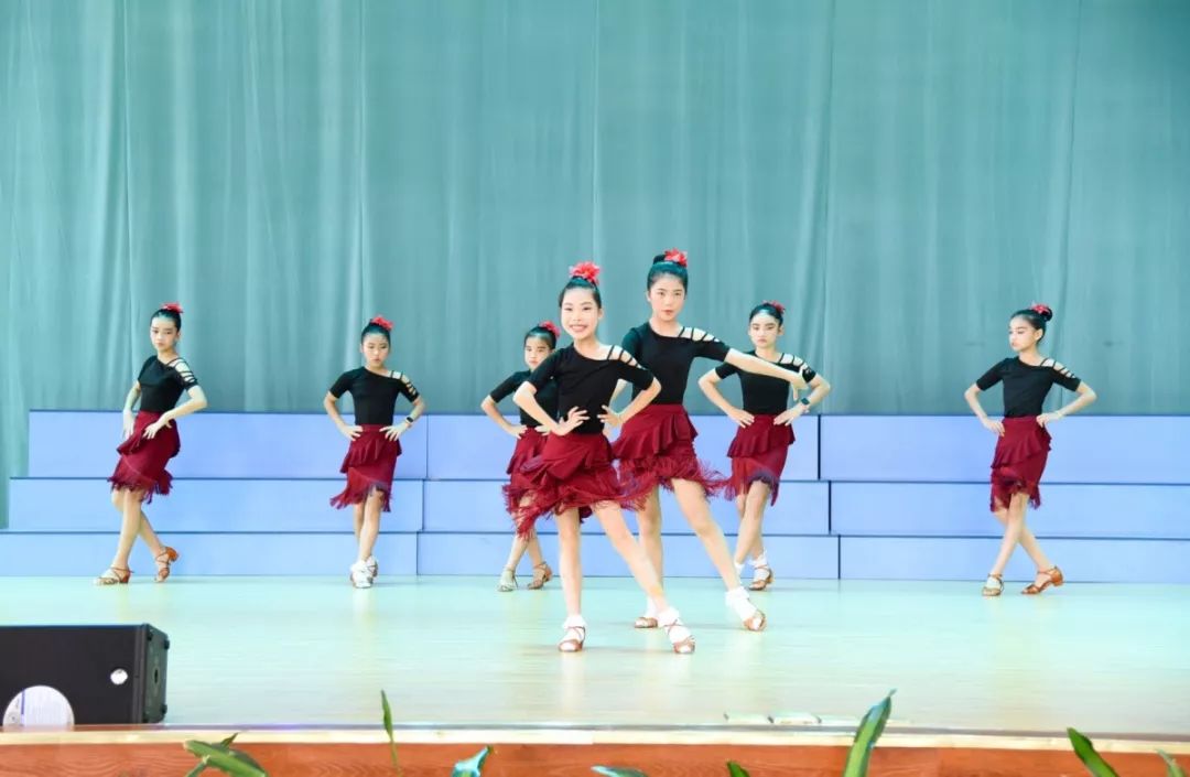 桥头小学举行快乐童年我最闪亮六一才艺表演活动