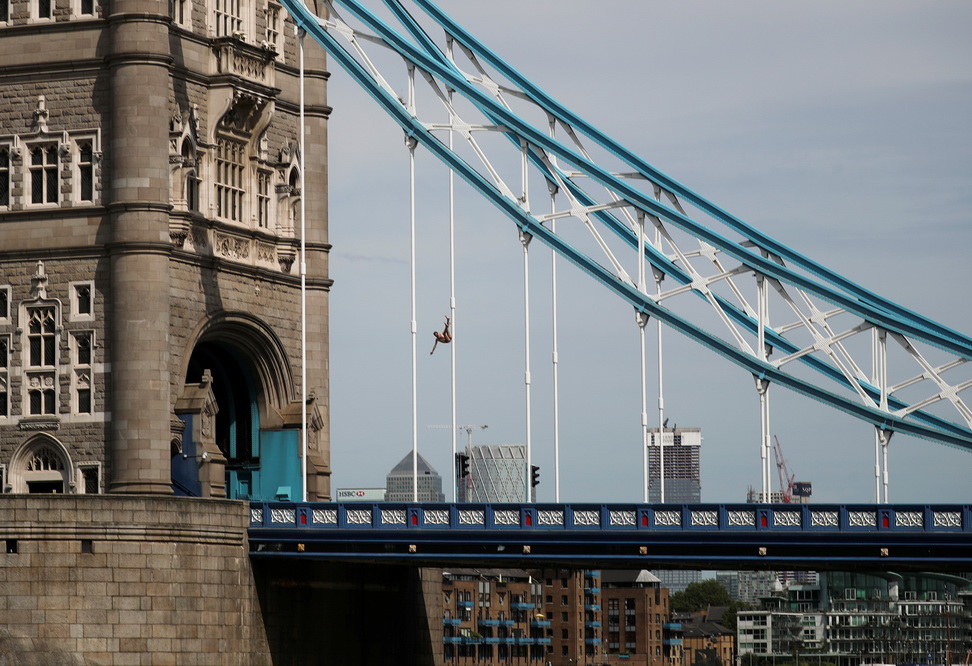 英國倫敦一漢子跳下塔橋 墜進泰晤士河 國際 第2張