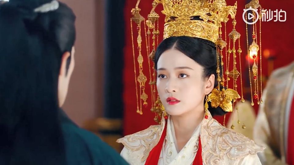 古装大剧《白发》正在热播中,张雪迎饰演的容乐公主第一次出嫁被拒婚