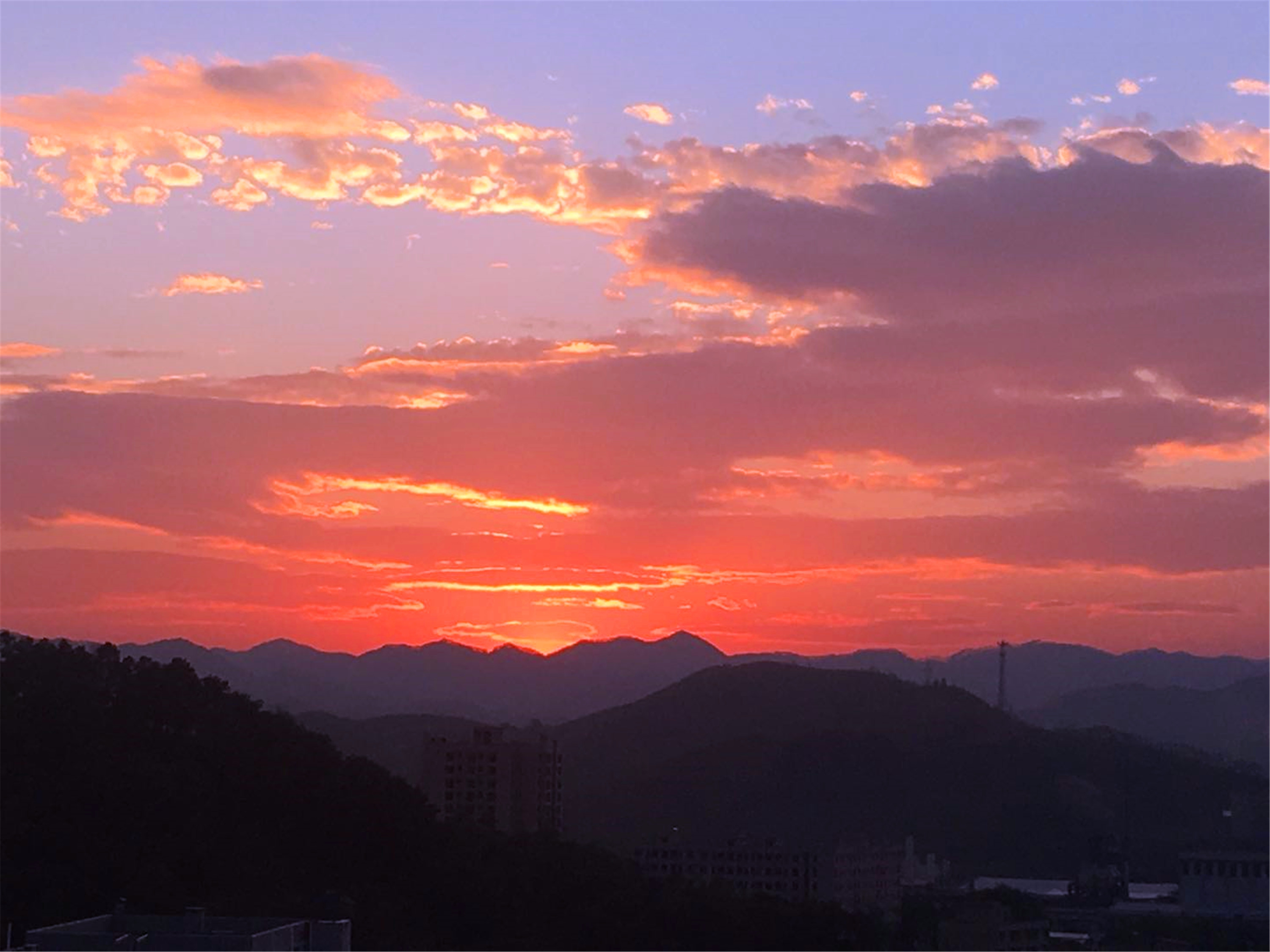 今日黄昏美景在你抬头的瞬间橐钥三州惊现蓬莱仙境
