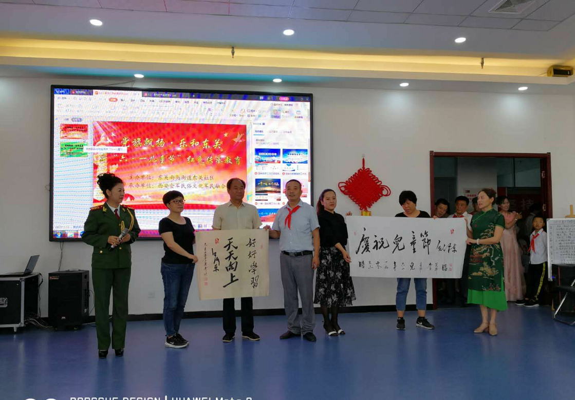 书法家李英奇老师为孩子们送上节日书法礼物 "此次我们社区开展"党旗