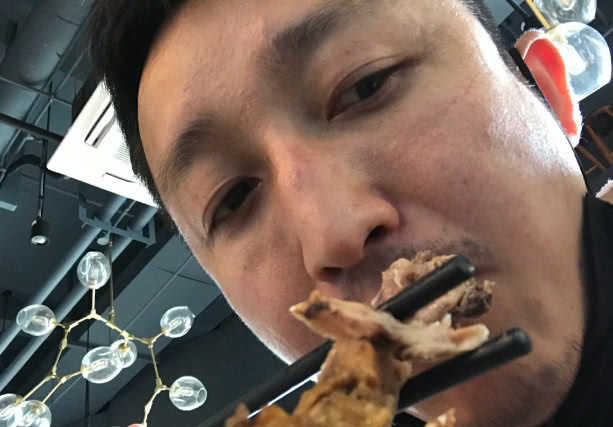                     邹市明晒轩轩近照，长大不少变大男孩已经会心疼爸爸了