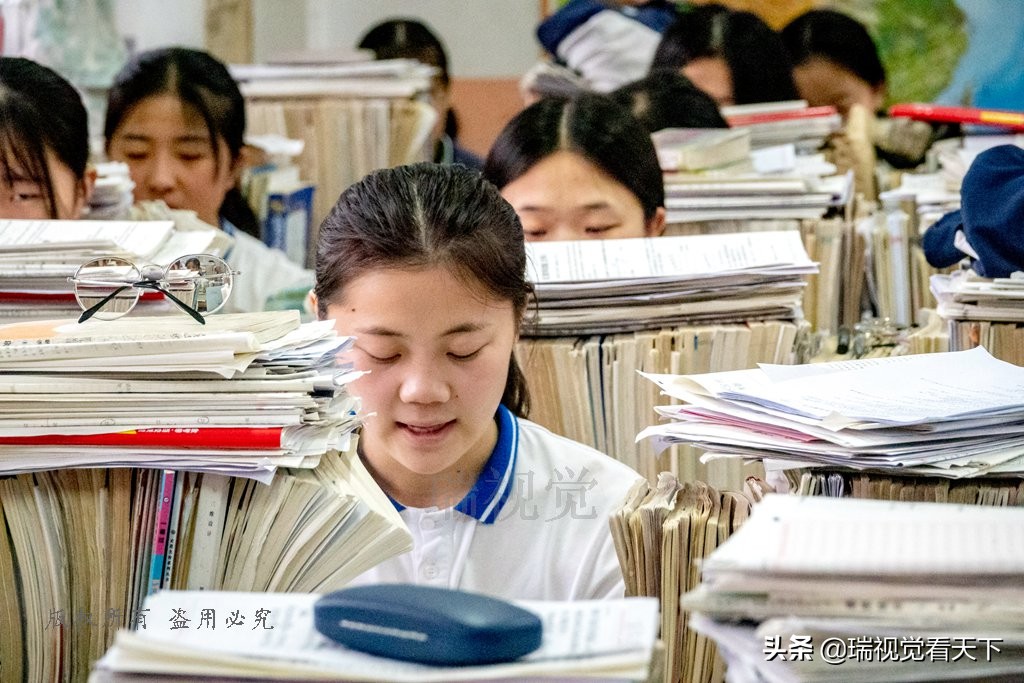 高考前几天,高三学生五点起床,教室书山里认真学习,积极备战