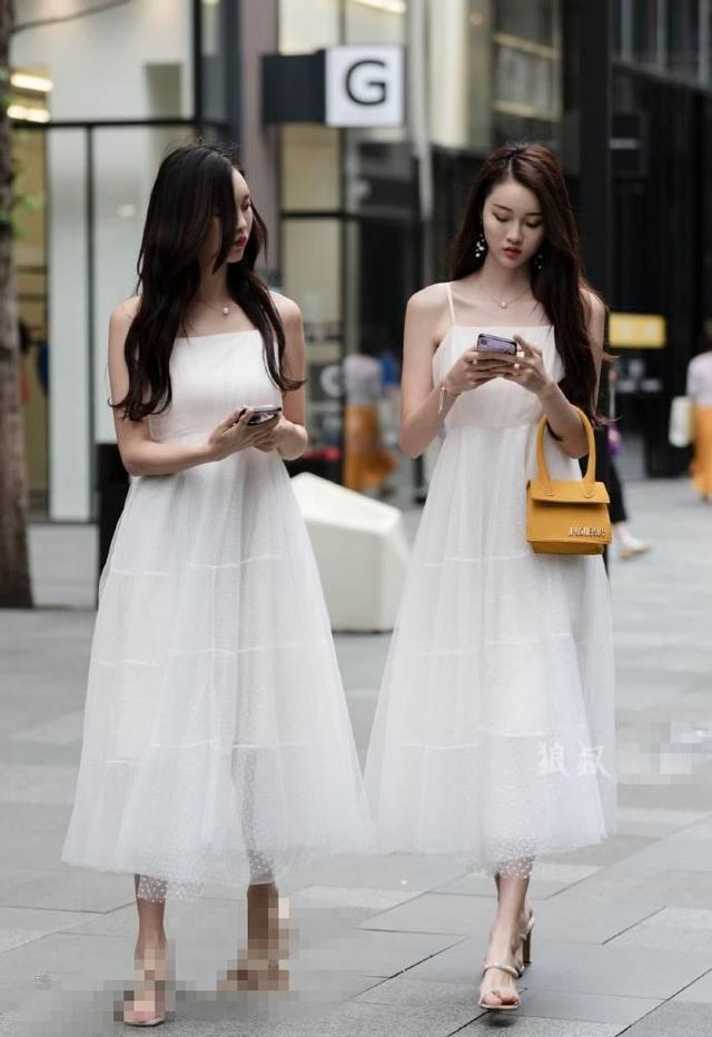 街拍:夏日美女简单的服装同样能穿出女神的气质