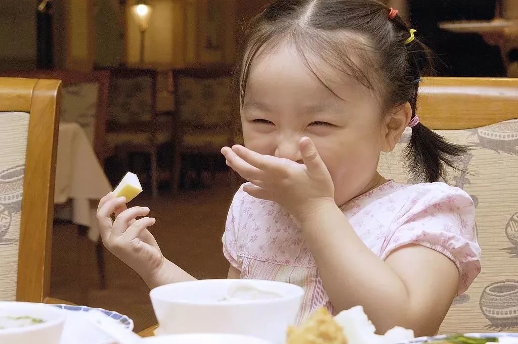                     紧急！福州3个月婴儿，吞下金戒指！这个救命方法要牢记！