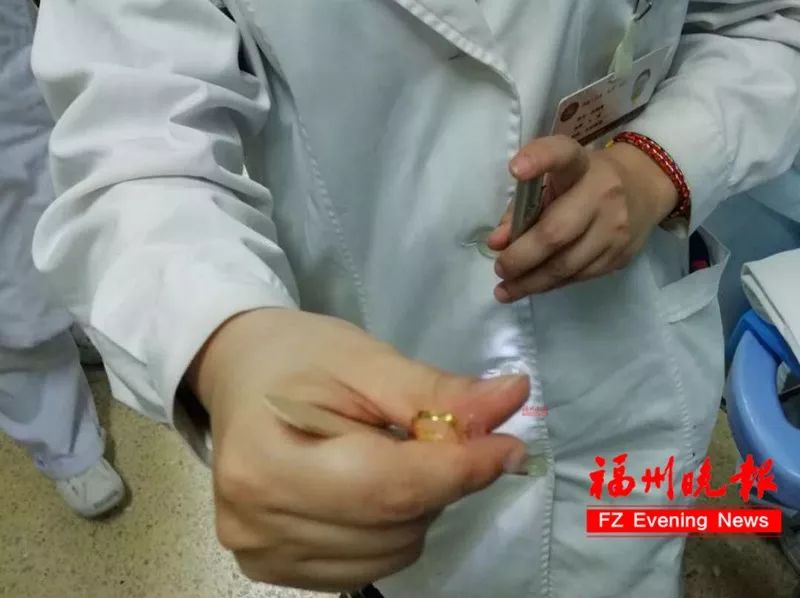                     紧急！福州3个月婴儿，吞下金戒指！这个救命方法要牢记！