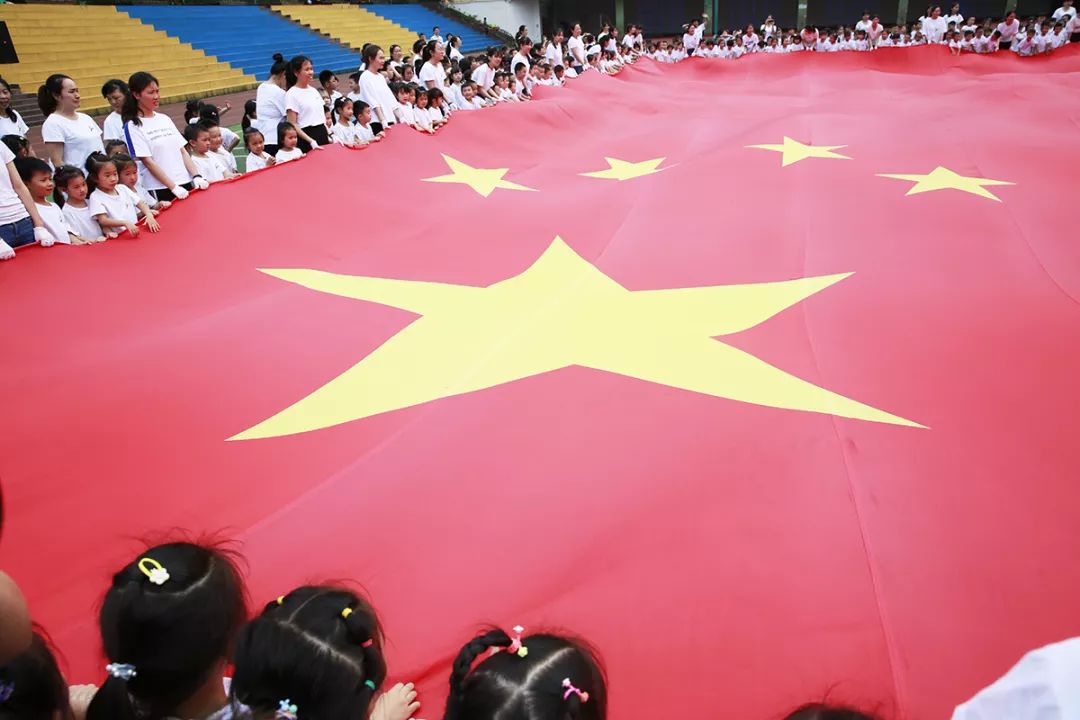 【围观】五星红旗飘扬在孩子们的心中!